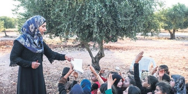 Açık havada gönüllü öğretmenler eğitim veriyor