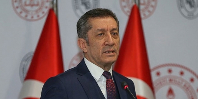 Bakan Selçuk, öğrencilerle birlikte zeytin topladı