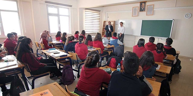 Akademisyenlerden lise öğrencilerine ders