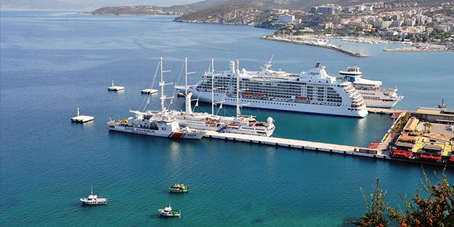 Kuşadası Limanı'na 3 dev gemi birden yanaştı