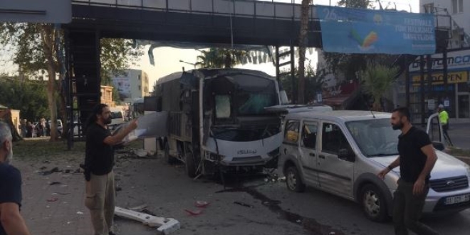Adana'da polis servis aracına bombalı saldırı... 5 yaralı