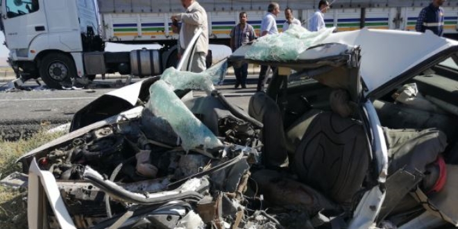 Otomobille t�r �arp��t�: 3 �l�, 3 yaral�