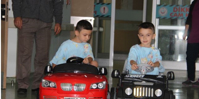Çocuklar ameliyata akülü arabayla gidiyor