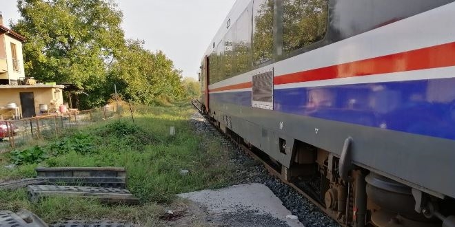 Zonguldak'ta trenin �arpt��� kad�n �ld�