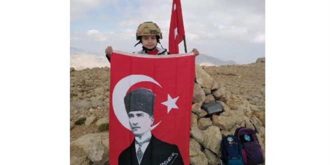 7 yaşındaki Kartal, 3 bin metrede Türk bayrağı açtı