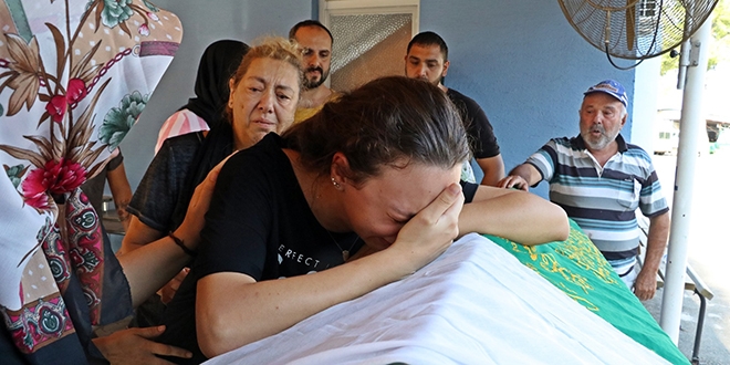 Emine öğretmen gözyaşları arasında toprağa verildi