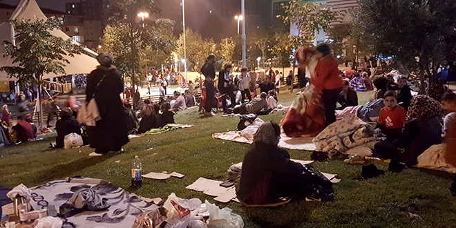 İstanbul halkı parklarda yatıyor
