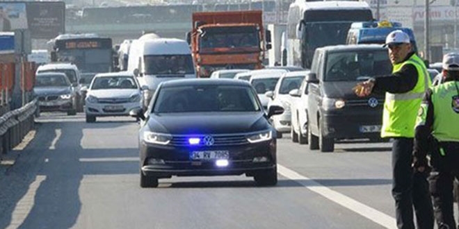 Kamuda yöneticiler 'çakar lamba'larını söktürüyor