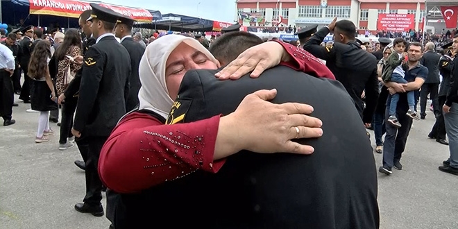 Yüzlerce asker arasında gözyaşlarıyla 'Ali'sini aradı