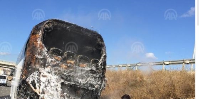 Bilecik'te seyir halindeki yolcu otobs yand