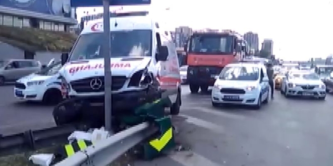 stanbul'da ambulans ile otomobil arpt: 2 yaral