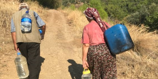 40 yldr iecekleri suyu evlerine bidonlarda tayorlar