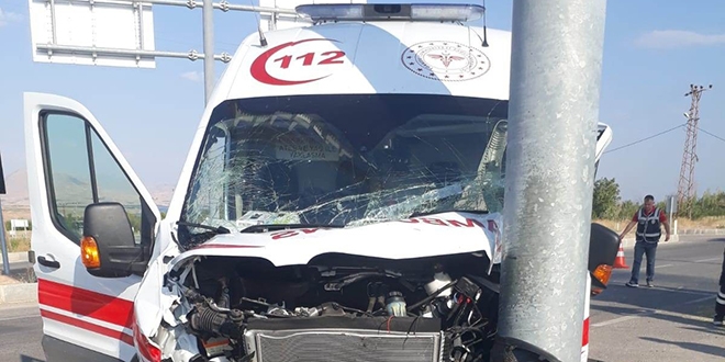 Malatya'da ambulansla otomobil arpt: 1 yaral
