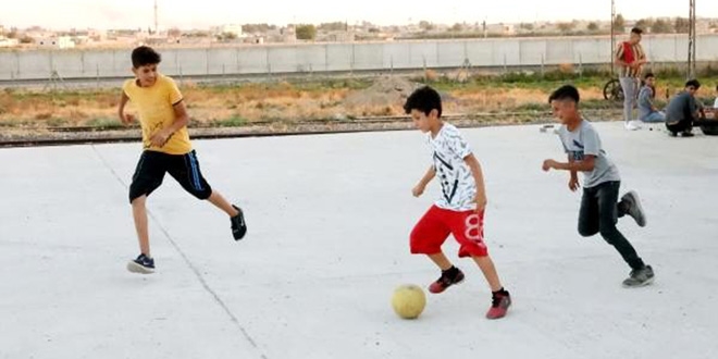 Sınır hattında çocuklar futbol maçı, öğretmenler piknik yapıyor