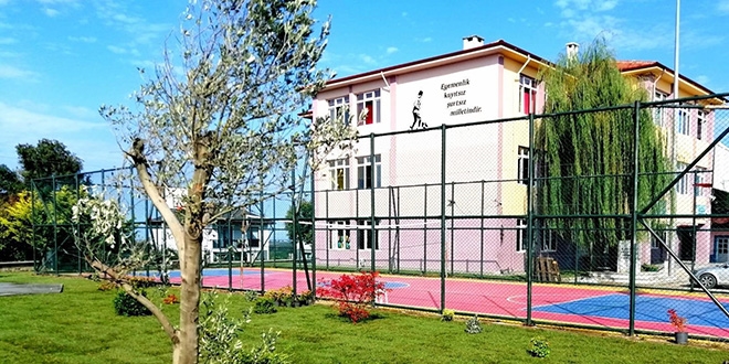 El ele verip okullarının çevresini güzelleştirdiler