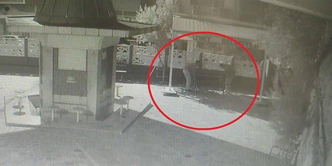 Girdikleri cami bahçesinde bir şey bulamayınca bankı çaldılar