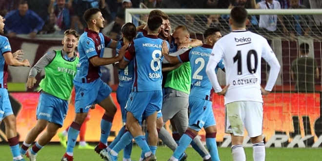 Siyah beyazlılar düşme hattına geriledi