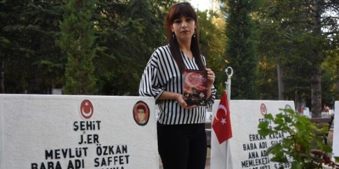68 şehidin hayatını kitaplaştırıp, gelirini Mehmetçik'e bağışladı