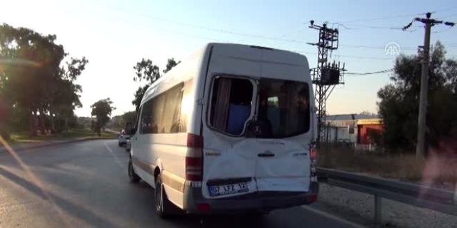 Antalya'da yolcu midibüsü ile tur minibüsü çarpıştı: 6 yaralı