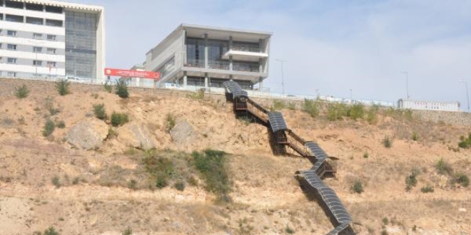 Yurda, 550 basamaklı merdivenle çıkıyorlar