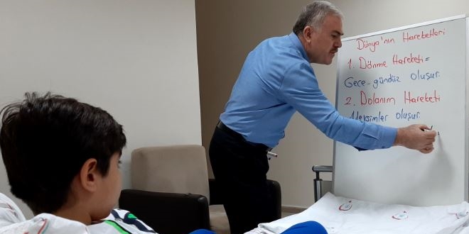 Fedakar Öğretmen hastane odasında ders verdi