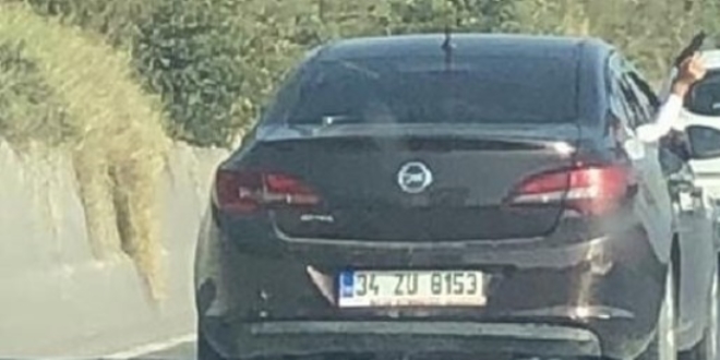 Otomobil camından silah doğrultup insanları korkuttu