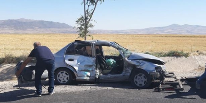 Kırıkkale'de 2 otomobil çarpıştı: 1 ölü, 10 yaralı