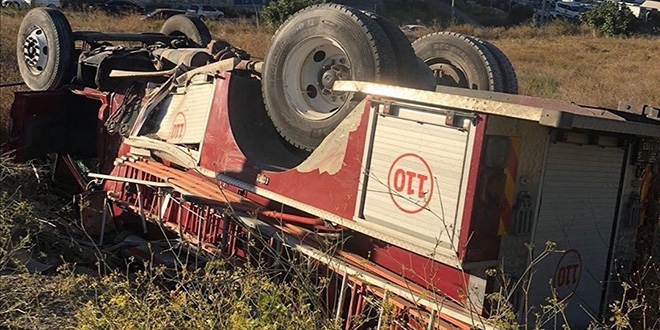 İtfaiye aracı ile hafif ticari araç çarpıştı: 6 yaralı