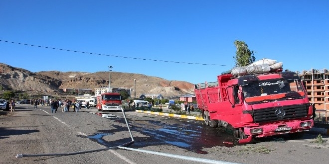 Erzurum'da kamyon ile renci servisi arpt: 3 yaral
