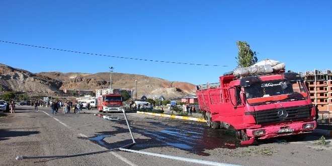 Erzurum'da kamyon ile öğrenci servisi çarpıştı: 3 yaralı