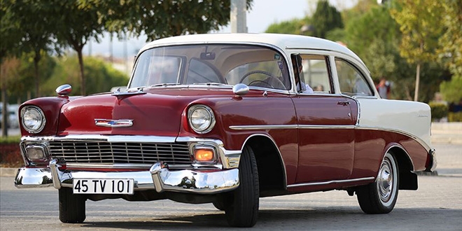 1956 model otomobilini lks aralara deimiyor