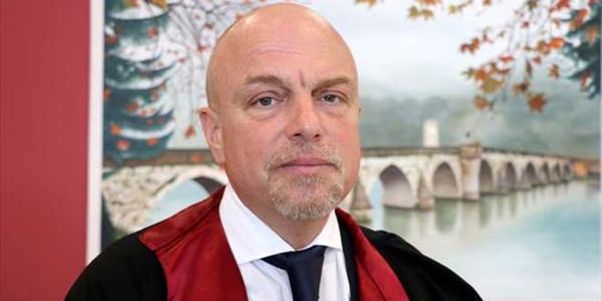 Muayene �cretleriyle ��renci okutuyor