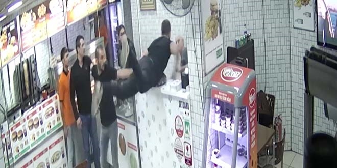 Sipariş cinneti...İşyerini baltayla basıp camlarını kırdı