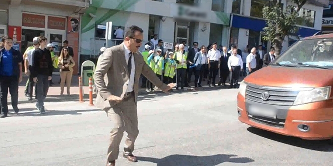 Valiye 'Yaya Geçidi Nöbeti'nde araba çarpıyordu!