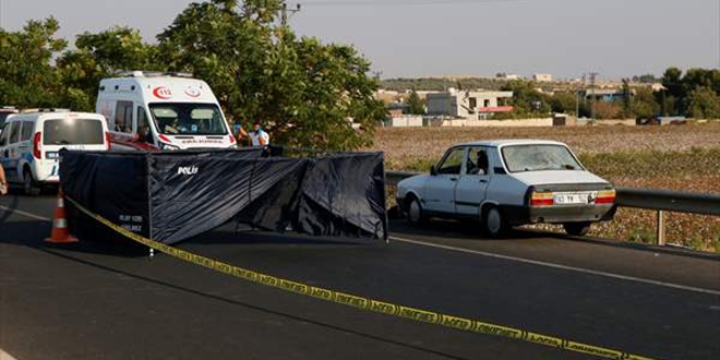 Otomobile d�zenlenen silahl� sald�r�da 3 ki�i �ld�