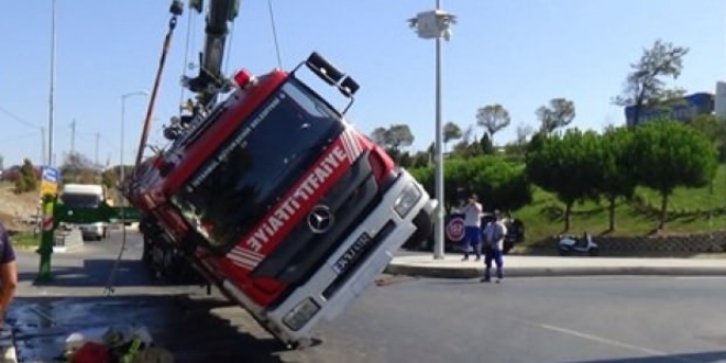Silivri'de itfaiye aracı devrildi: 3 itfaiye eri yaralı