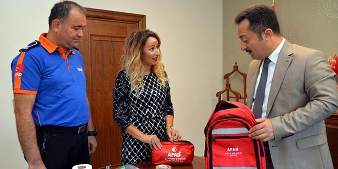 Bilecik'te t�m okullara 'afet �antas�' da��t�ld�