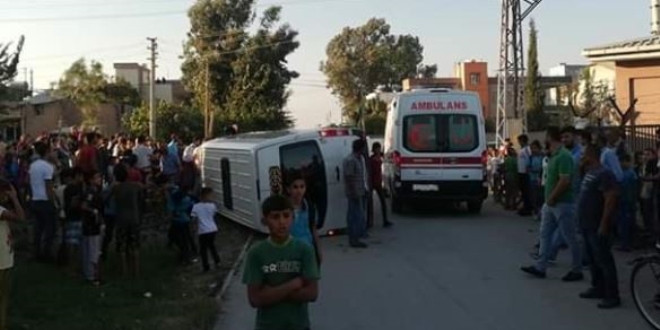 Okul servisiyle otomobil �arp��t�: 7 yaral�