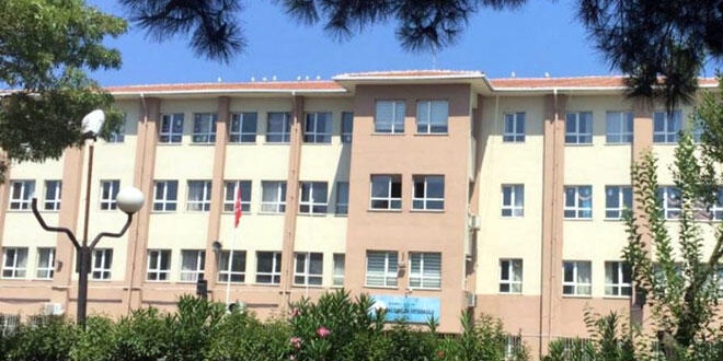 Avclar'da binalar riskli bulunan 2 okul yarn tatil
