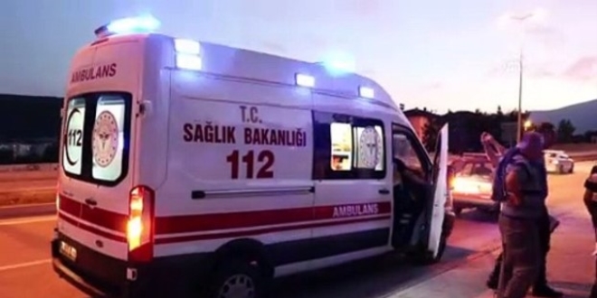 Otomobil �niversite ��rencilerine �arpt�: 2 yaral�