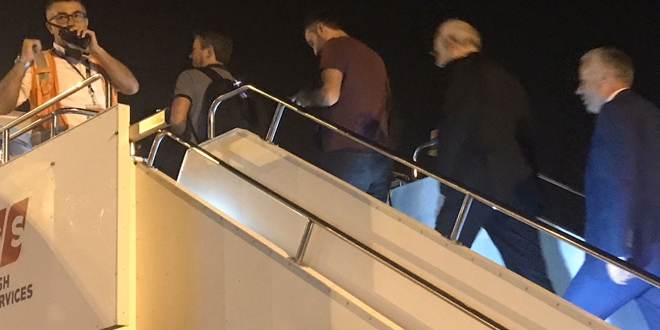 Kılıçdaroğlu uçağa binmek için sıra bekledi. Sosyal medyada olay oldu