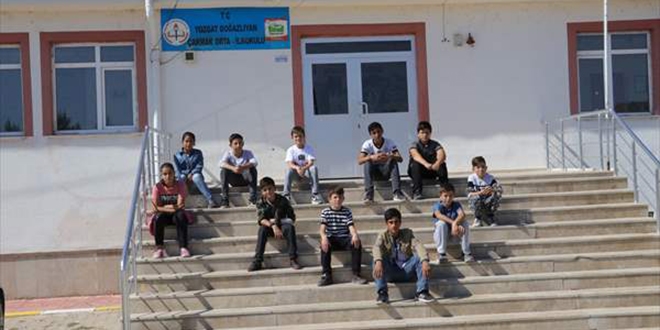 Kaza yapan öğretmenlerini merdivenlerde beklediler