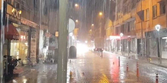Ege'de Beklenen yağmur şimşek ve fırtına ile geldi