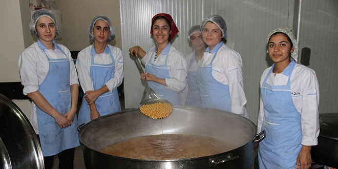 Kız öğrenciler fabrika gibi çalışıyor
