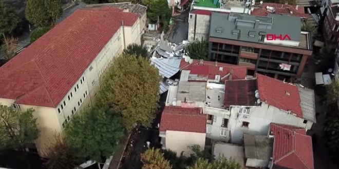 Maltepe'de okulun �at�s� u�tu:  6 ara� hasar g�rd�