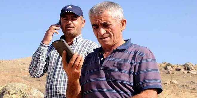 K�yl�ler, cep telefonu ile konu�mak i�in da�a ��k�yor