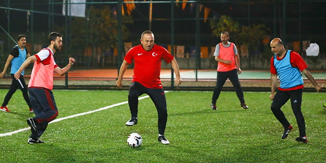 Bakanlar ve milletvekilleri siyasete futbol arası verdi