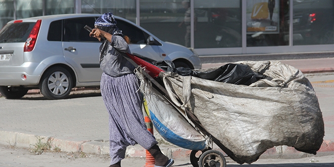 Yaşlı kadının ekmek mücadelesi