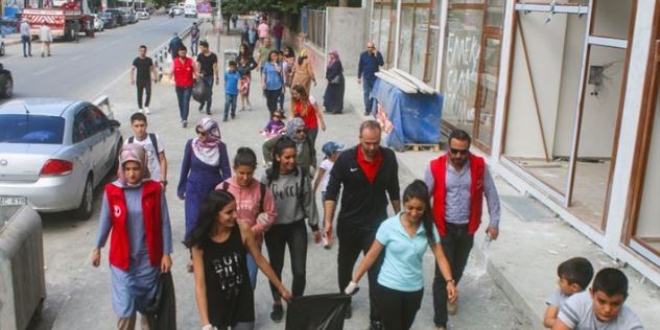 Iğdır'da gençler sokaklarda çöp topladı