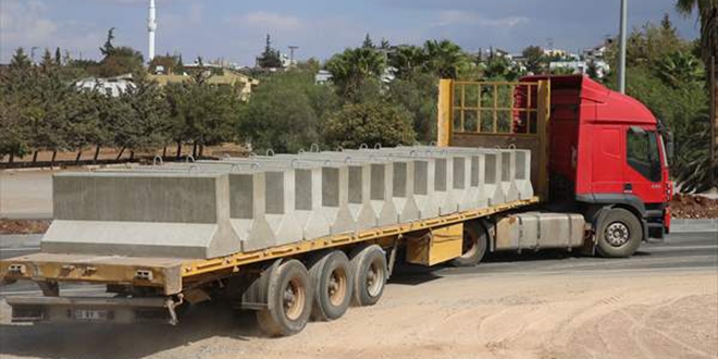 Operasyon öncesi Afrin sınırına beton blok sevkiyatı